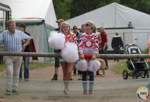 The Latvian cheerleaders waren ook weer van de partij. 