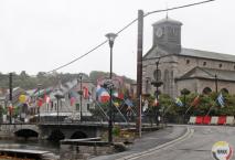 De vlaggen om de teams te verwelkomen in de stadskern van het historische Nismes, hangen er reeds. 
