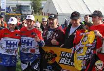 Ben en Ben overhandigden in naam van Red De Motorcross een prijs aan wedstrijdwinnaar Steven Gosselie uit Geraardsbergen. 