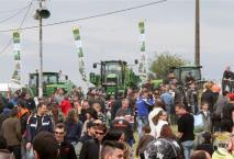 De groene John Deere traktoren torenden hoog boven het publiek uit in Plomion. Daar kon Massey Ferguson rijder Vandaele, weinig tegenin brengen. 