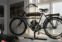 Als je in Huskvarna bent, ben je zedelijk verplicht om het Husqvarna fabrieks-museum te bezoeken.  dit was Ã©Ã©n van hun eerste motorfietsen. 