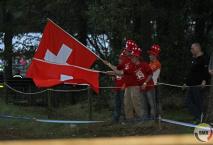De Zwitserse hebben reuze vlaggen en grote hoeden bij. 